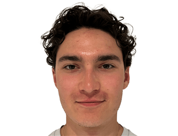 Un portrait de Adam Buchwald.