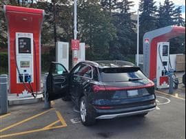 L'e-tron d'Audi de Paul à une borne de recharge rapide de Petro-Canada