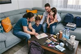 Une famille créant un plan d'urgence