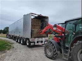 Un camion de Frew Farms tirant une remorque Titan