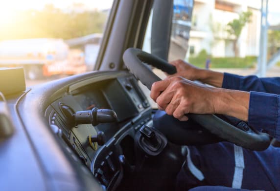  Un homme conduit un camion