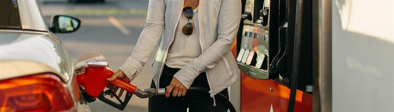 Une voiture dont on fait le plein d'essence Petro-Canada à la pompe d'une station-service Petro-Canada.